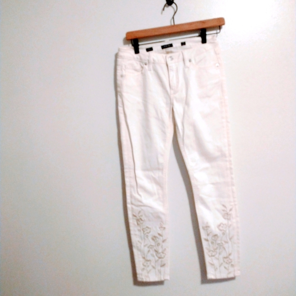 miss me white jean embroidered hem size 25. Skinny ankle